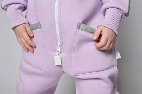 Nahaufnahme eines Mädchens in rosa Overall mit Reißverschluss und Taschen. Taschen, Manschetten, Hosen, Beine — Stockfoto