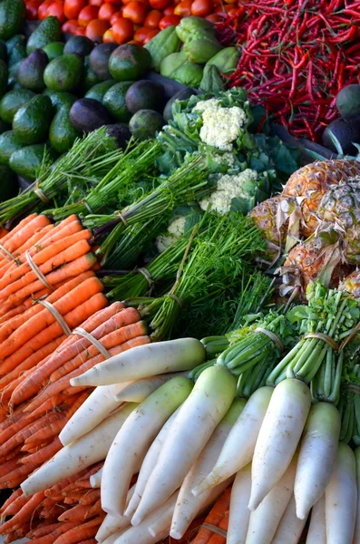 Färsk frukt på traditionell marknad — Stockfoto