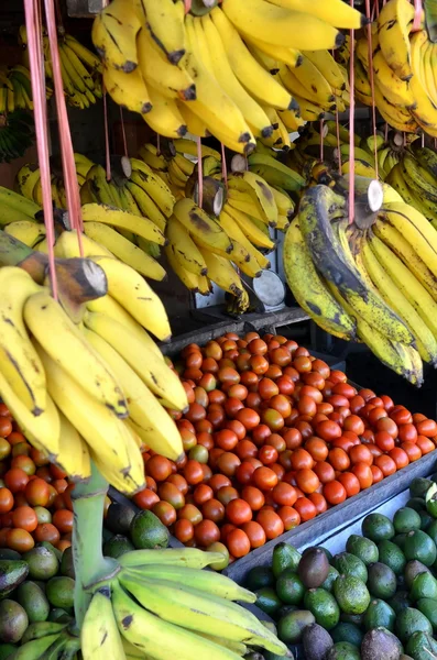 Frutas frescas no mercado tradicional — Fotografia de Stock