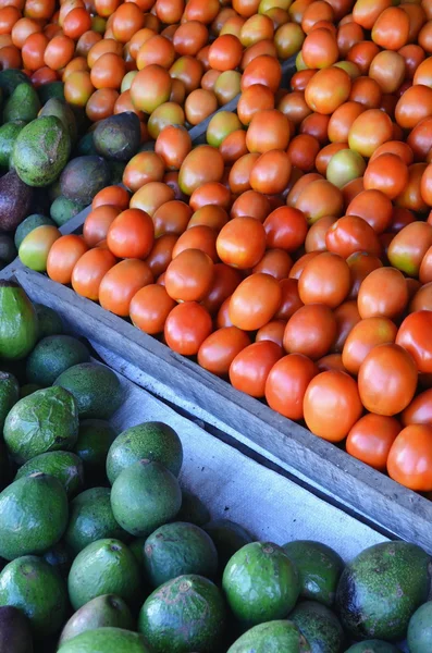 Frutas frescas no mercado tradicional — Fotografia de Stock