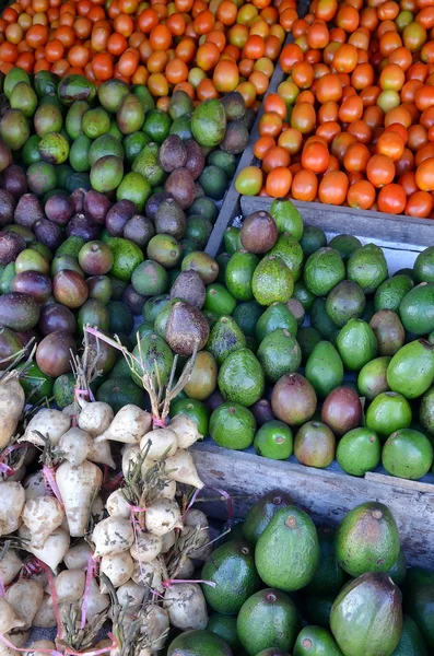 Frutas frescas no mercado tradicional — Fotografia de Stock