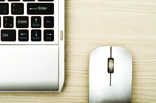 Computer laptop en muis — Stockfoto