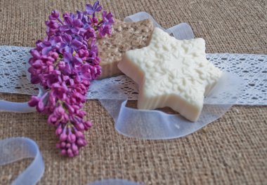 Çuval bezinde çiçekler olan el yapımı sabun.