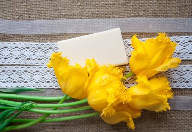 çiçekli kumaş çuval bezi üzerine Elişi kurdela