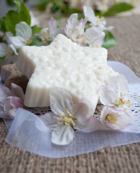 Ručně vyráběné mýdlo s květinami na pytlovině — Stock fotografie