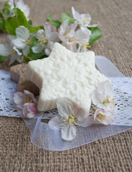 Barrette di sapone con fiori su panno da saccheggio — Foto Stock