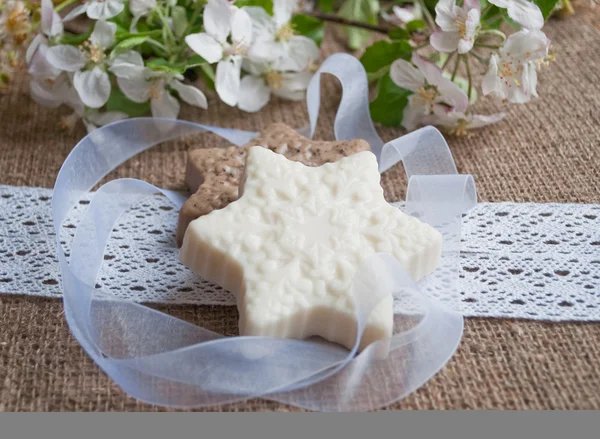 Ručně vyráběné mýdlo s květinami na pytlovině — Stock fotografie