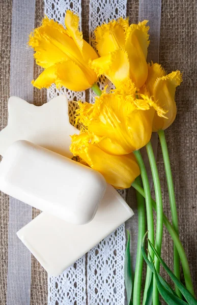 Barretta di sapone su panno di sacco con fiori — Foto Stock