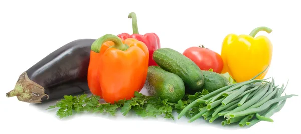 Grönsaker på sallad lämnar isolerade på vita backgound — Stockfoto