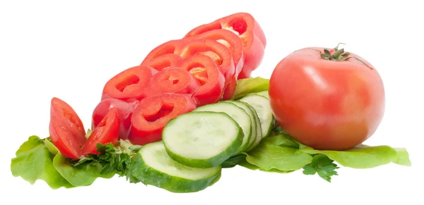 Skivad röd paprika och gurka med tomat sallat lämnar iso — Stockfoto