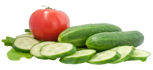 Нарезанный красный перец и огурец с помидорами на листьях салата iso — стоковое фото