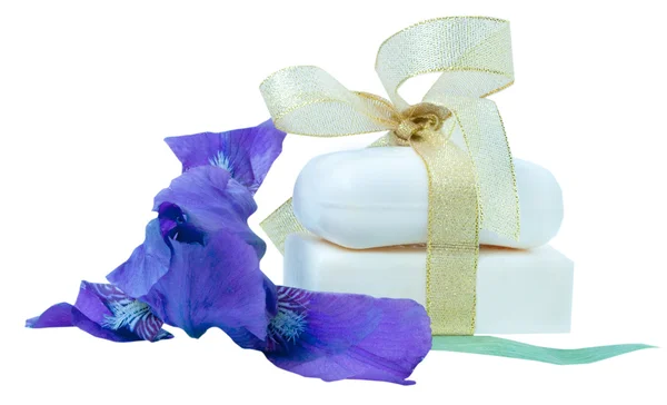 Morceaux de savon avec des fleurs isolées sur fond blanc — Photo