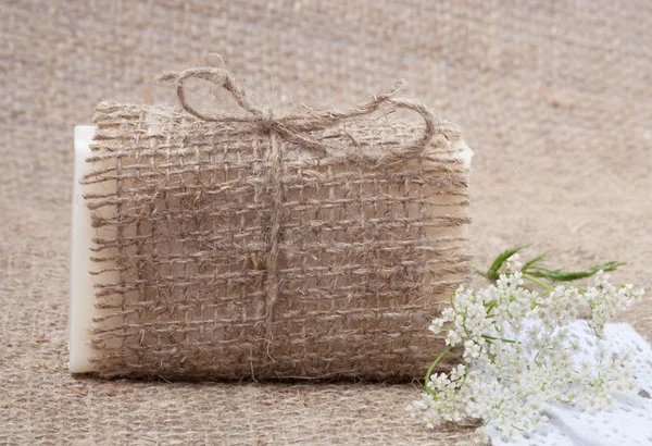 Мыло на натуральной винтажной ткани с полевыми цветами — стоковое фото