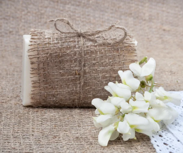 Sapone su panno vintage naturale con fiori — Foto Stock