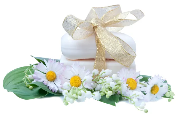 Morceaux de savon avec des fleurs isolées sur fond blanc Photos De Stock Libres De Droits