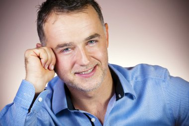 Genç bir adamın portresi.