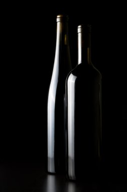 şarap, gözlük, siyah bir arka plan.