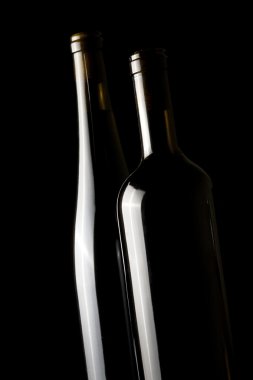 zevkli bir şekilde aydınlatılan şarap bardakları.