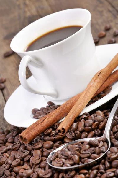 Kaffe dekorativa presenteras, omgiven av kaffebönor, cinnamo — Stockfoto