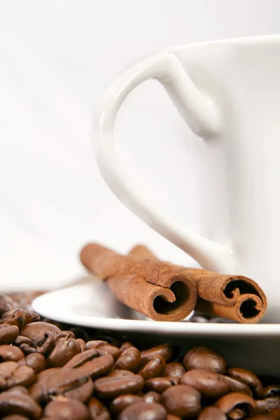 Xícara de café com grãos de café e canela . — Fotografia de Stock