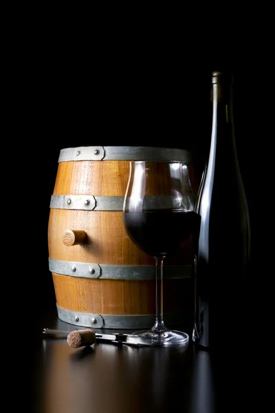 Barricas de vino y vino, sobre un fondo oscuro . — Foto de Stock