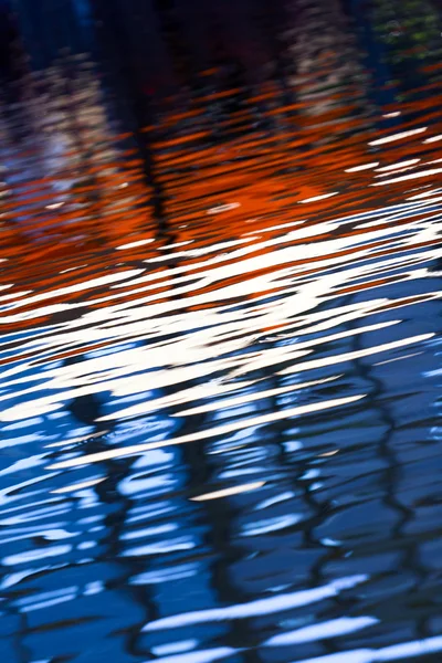 The colors are reflected in the water. — Stock Photo, Image