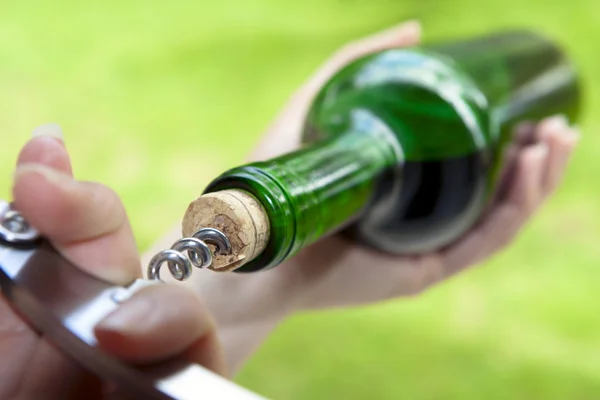 Openen van een fles wijn kurkentrekker. — Stockfoto