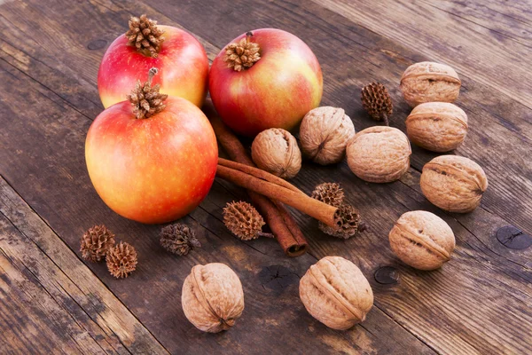 Apples and cinnamon on wooden board. — Stock Photo, Image