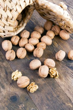 Ceviz roll-out sepeti ahşap masaüstü.