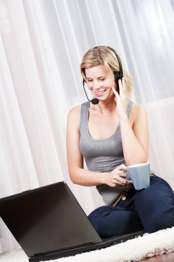 Internet üzerinden onun evinde güzel sarışın kadın.