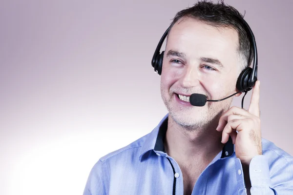 Zakenman met een headset roepen vrolijk. — Stockfoto