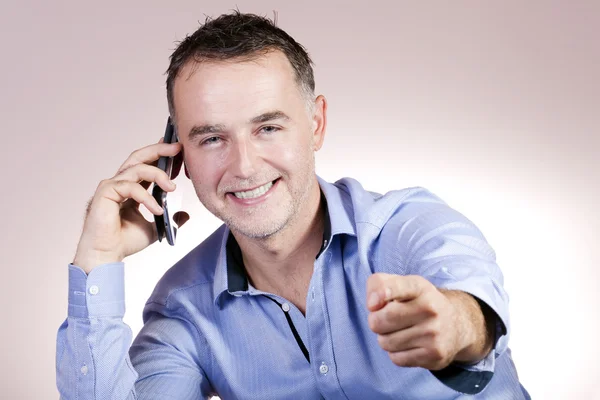 Gelukkig praten over de telefoon van de zakenman. — Stockfoto