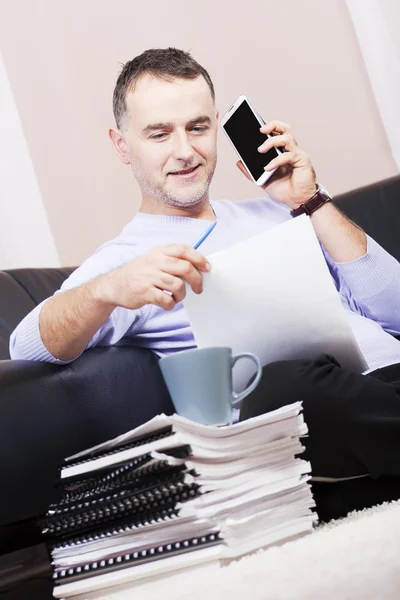 Erfolgreicher Geschäftsmann arbeitet zu Hause. — Stockfoto