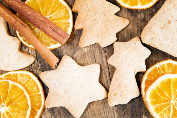 Bolos festivos e círculos cor de laranja em uma mesa de madeira rústica . — Fotografia de Stock