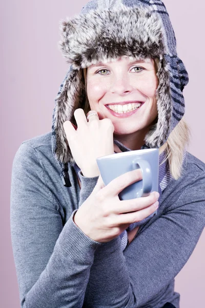 Menina sorridente bonita em um boné de inverno . — Fotografia de Stock