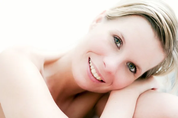 Portrait of beautiful blonde girl smiling. — Stock Photo, Image