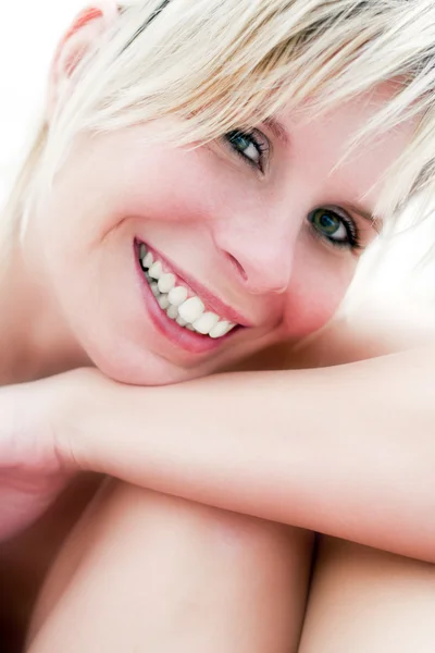 Attraktiva porträtt av glada leende flicka. — Stockfoto