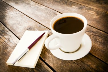 fincan kahve ve yanında dizüstü.