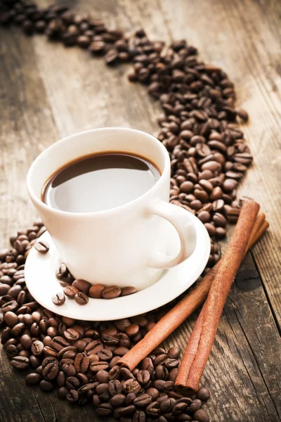 Heerlijke koffie op de houten tafel. — Stockfoto