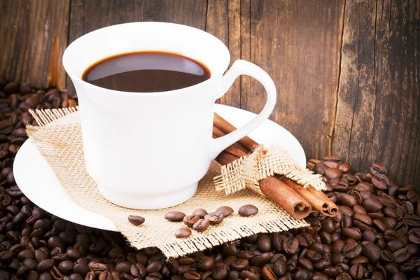 Een kopje koffie geserveerd mooi. — Stockfoto