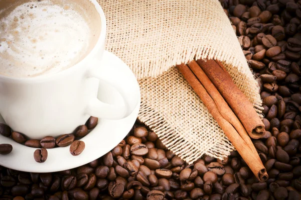 Os grãos de café, um copo de café . — Fotografia de Stock