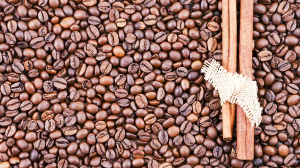 Deliciosos grãos de café, perto juntos . — Fotografia de Stock