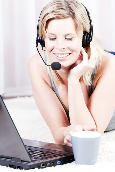 Blond meisje praten op de headset. — Stockfoto