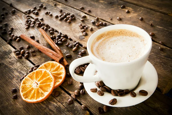 Taza de café con espuma, mesa de madera . Imagen De Stock