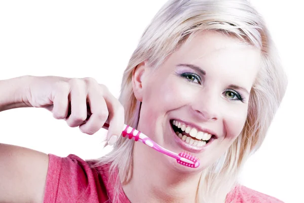 Menina loira atraente com cuidado dos dentes . — Fotografia de Stock