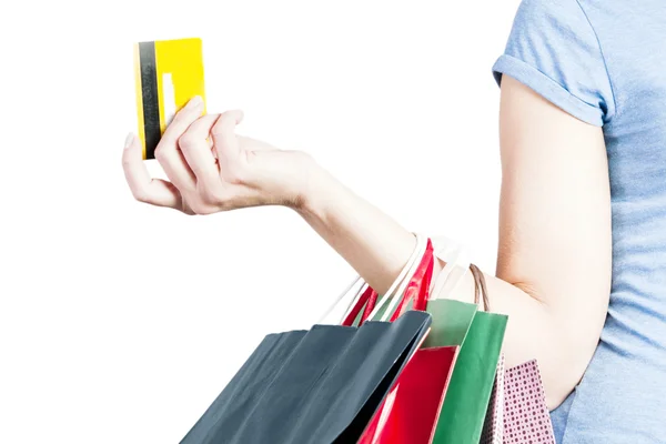 Tarjetas de crédito y bolsas de compras sosteniendo la mano de una mujer . —  Fotos de Stock
