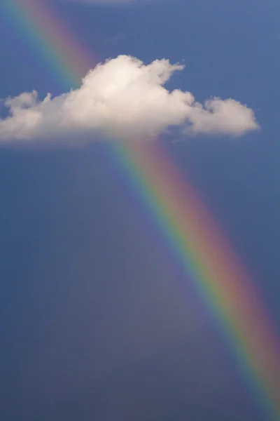 Regenbogen am Himmel und weiße Wolken. — Stockfoto