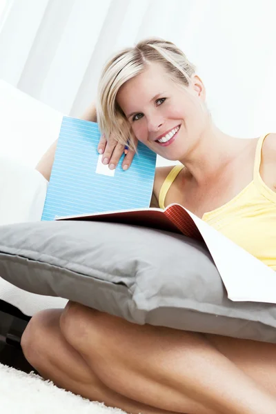 Attraktiv blond kvinna skriver i hemmet. — Stockfoto