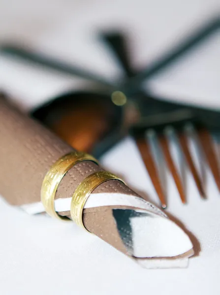 Dos anillos en la bolsa en la cubertería de fondo . — Foto de Stock