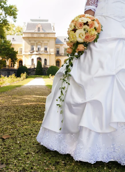 Bride and her bouquet in the park. — Stock Photo, Image